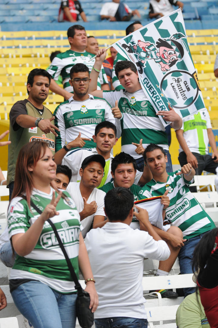 Algunos fieles seguidores del Santos Laguna hicieron el viaje a la Perla Tapatía para apoyar a su equipo en el partido de vuelta de los cuartos de final.