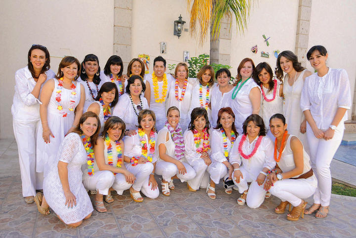 Iván Guerrero celebró su cumpleaños con alegre reunión en donde fue acompañado de sus alumnas de la clase de baile, quienes al igual que el festejado acudieron con vestimienta blanca y lucieron lindos collares al estilo hawaiano.