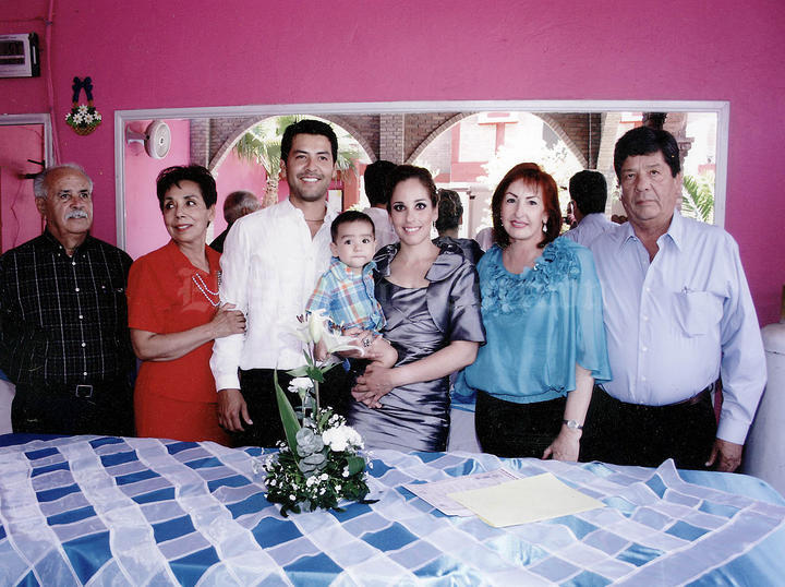 Efrén Emilio junto a sus papás y familiares durante la recepción.