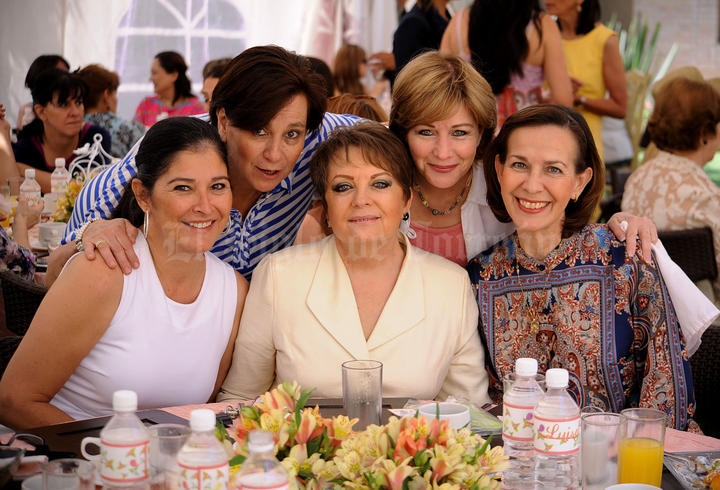 Cristina, María Luisa, Carmen, Rebeca y Martita.