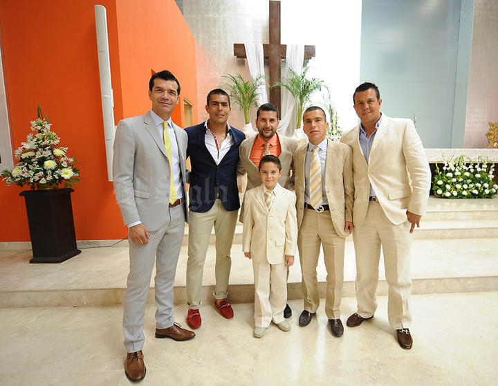 Alex Huerta Mancha en compañía de su papá Alejandro Huerta y sus padrinos: Jared Borguetti, Oswaldo Sánchez, Juan Pablo Rodríguez y Miguel Becerra.