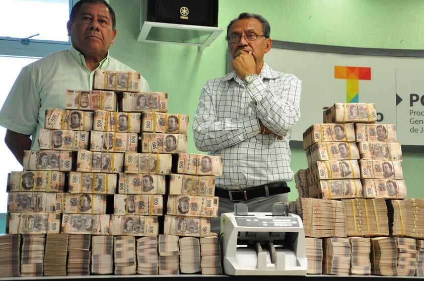 El dinero estaba en cinco cajas de cartón, la mayoría en fajos de billetes de 500 y mil pesos.