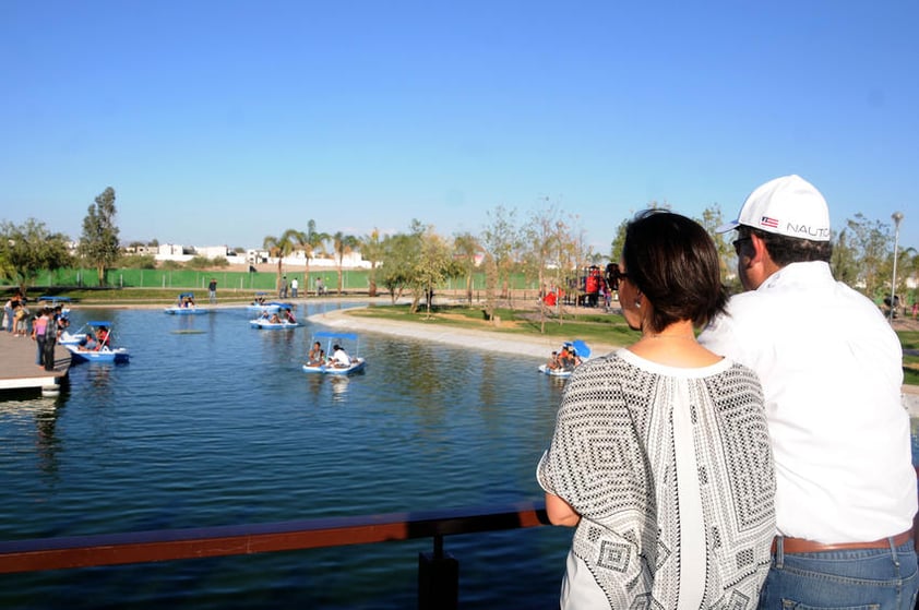 El Bosque Urbano tiene un 70 por ciento de áreas verdes y arboladas y el resto son atractivos como dos lagos uno de ellos con muelle.