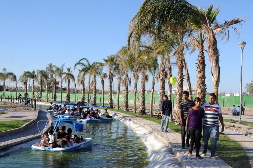 Decenas de familias acudieron al Bosque Urbano de Torreón para pasear en lancha o a pie; el área verde fue inaugurada por las autoridades estatales y municipales.