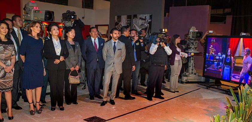 Las primeras damas hicieron un recorrido por las instalaciones en donde presenciaron el rodaje de las escenas de una telenovela en la que aparece el actor Jorge Gallegos, quien interpretó varias canciones para ellas.