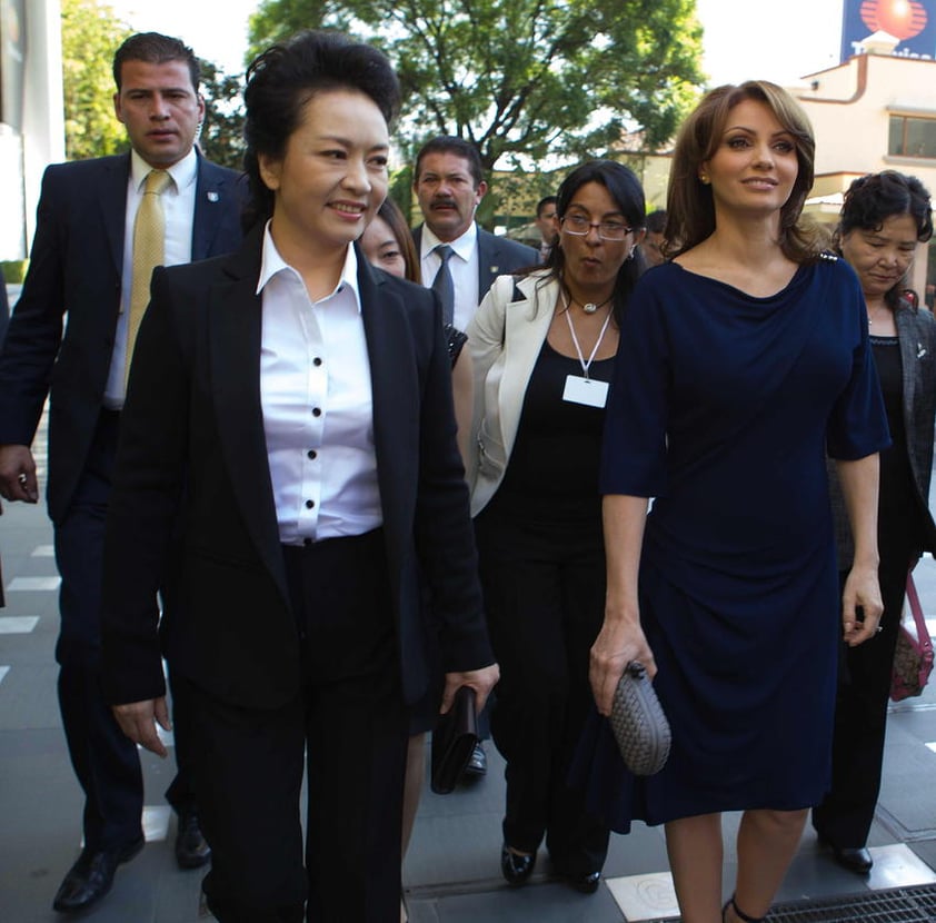 La primera dama china, Peng Liyuan, amante de las telenovelas mexicanas, aprovechó la visita de Estado de su esposo Xi Jinping a México para visitar los platós de Televisa, en donde se ruedan algunas de las series de esta cadena.