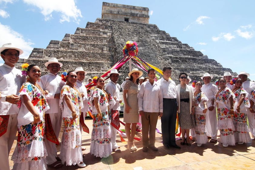 En la actividad, realizada en la urbe más importante del área maya a fines del período clásico y principios del posclásico (750 al 1200 de nuestra era), participaron las esposas de los mandatarios, Peng Liyuan y Angélica Rivera, y en todo momento tuvo un ambiente distendido y festivo.