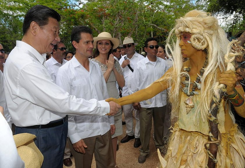 En el recorrido de poco más de una hora, los dos jefes de Estado se acercaron a un chamán, que les espantó con plantas aromáticas las malas sensaciones con un ritual prehispánico.