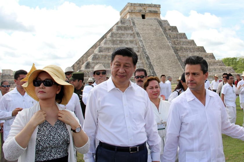 Los presidentes de China y México, Xi Jinping y Enrique Peña Nieto, recorrieron la zona arqueológica maya de Chichén Itzá.