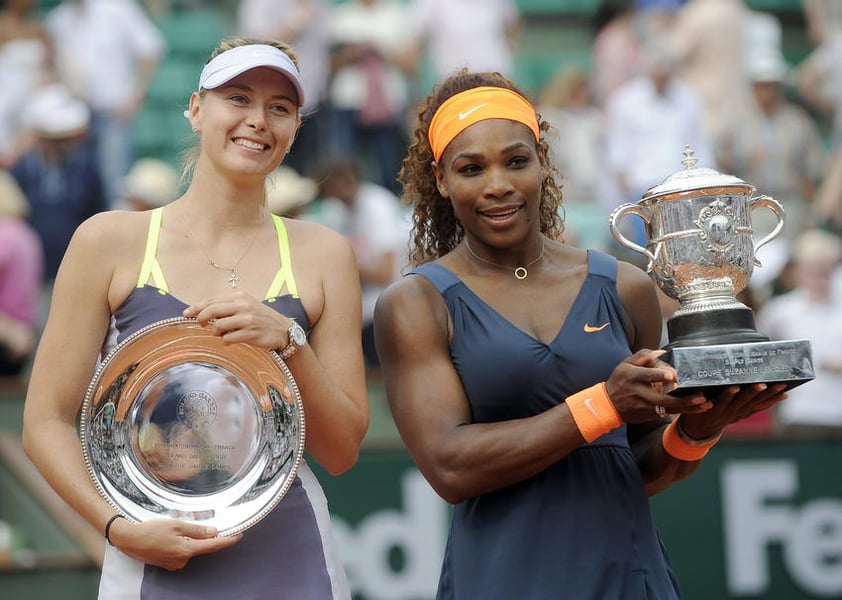 Al término del partido, la extenista española y triple campeona individual en París, Arancha Sánchez Vicario, entregó la Copa Suzanne Lenglen a la estadounidense.