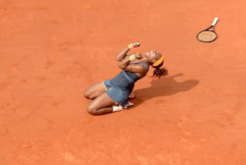 La estadounidense Serena Williams logró su segundo título de Roland Garros y el decimosexto Grand Slam de su carrera al derrotar en la final de París a la defensora del título, la rusa Maria Sharapova, por 6-4 y 6-4 en una hora y 46 minutos.