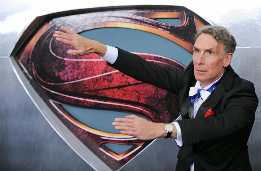 El actor estadounidense Bill Nye posó ante los medios durante el estreno mundial de la película "Man Of Steel".