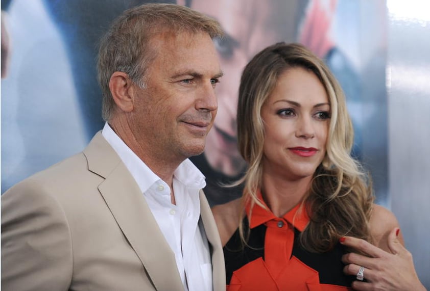 El actor estadounidense Kevin Costner acudió acompañado de su esposa Christine Baumgartner a la premier.