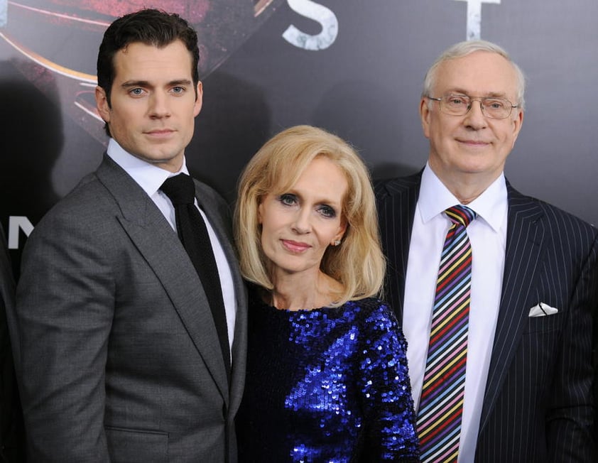 Henry Cavill posó junto a sus padres, Marianne y Colin en el estreno mundial de 'El Hombre de Acero'.