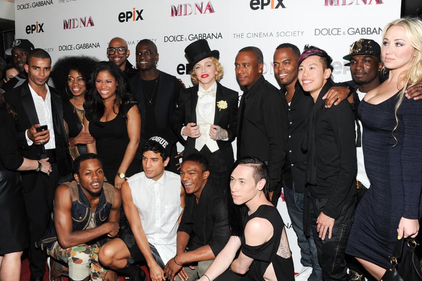 Madonna posó junto a su equipo de bailarines que formaron parte de la exitosa gira MDNA.