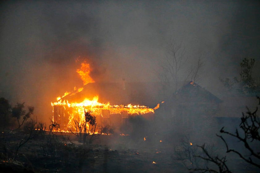 El incendio coincide con la intensa ola de calor que el fin de semana ha abrasado los estados del suroeste de EU como California, Nevada o Arizona, que ha llevado a los termómetros a superar los 45 grados.