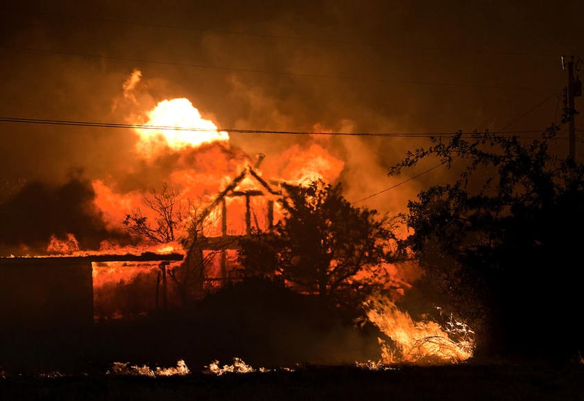 Al menos 200 de las 500 viviendas de esa localidad han quedado dañadas por el incendio.