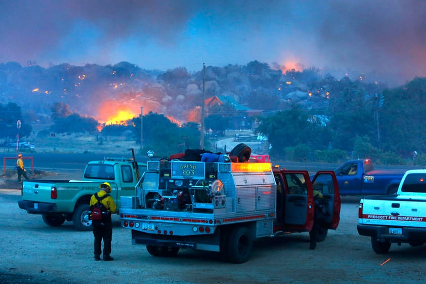 Unos 200 bomberos estaban combatiendo el incendio, que forzó además a cerrar partes de la Ruta 89 en el estado.