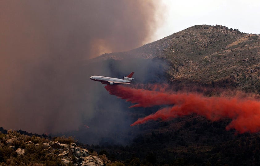 Unos 200 bomberos estaban combatiendo el siniestro y están en camino otros 130, además de más agua y helicópteros especializados que lanzarán retardantes al fuego.