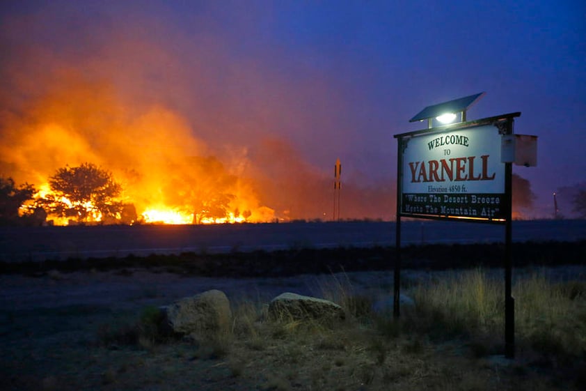 El incendio provocó, además, la evacuación de residentes de la pequeña localidad de Yarnell, situada a unos 130 kilómetros al noroeste de Phoenix.