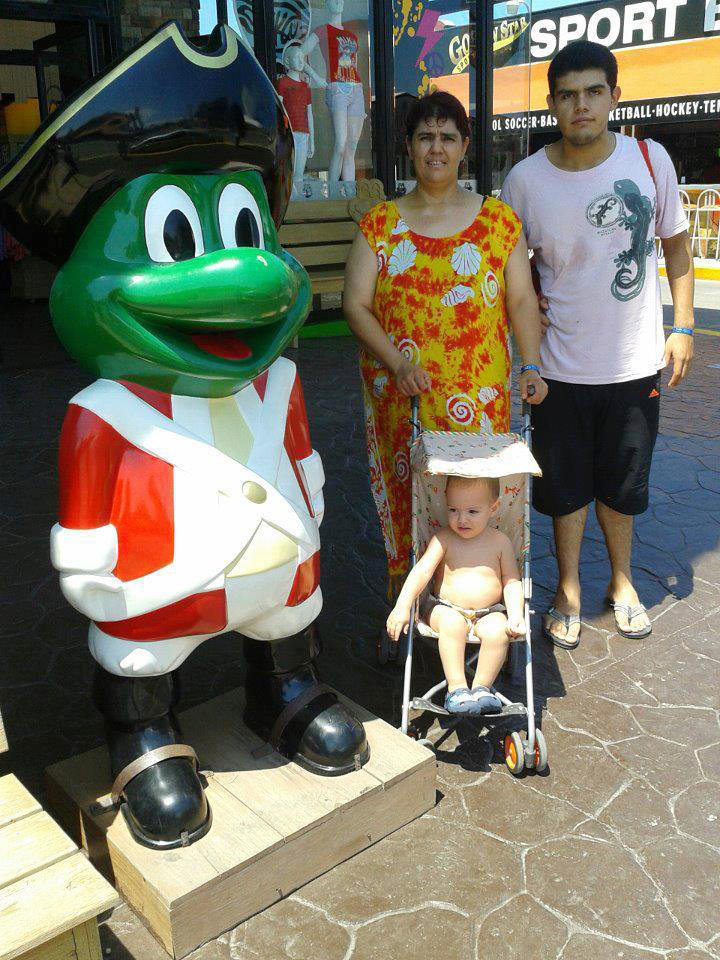 Nena Navarrete, Sebastián Martínez Navarrete y Alberto Navarrete en Mazatlán, Sinaloa.