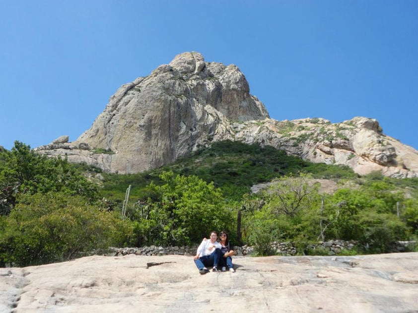 Visita a la Peña de Bernal en Querétaro, Fernando Valenzuela y Bárbara Gutiérrez.