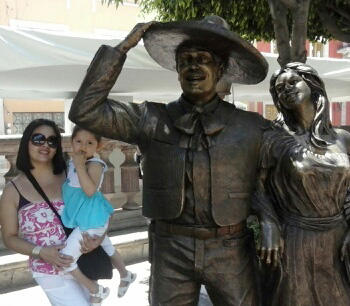 Liliana Tapia y Abby Quiroz en el Jardín de San Marcos en Aguascalientes.