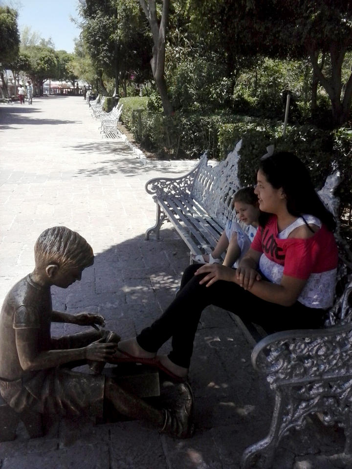 Ana Lilia y Abby Quiroz en El Jardín de san Marcos en Aguascalientes.