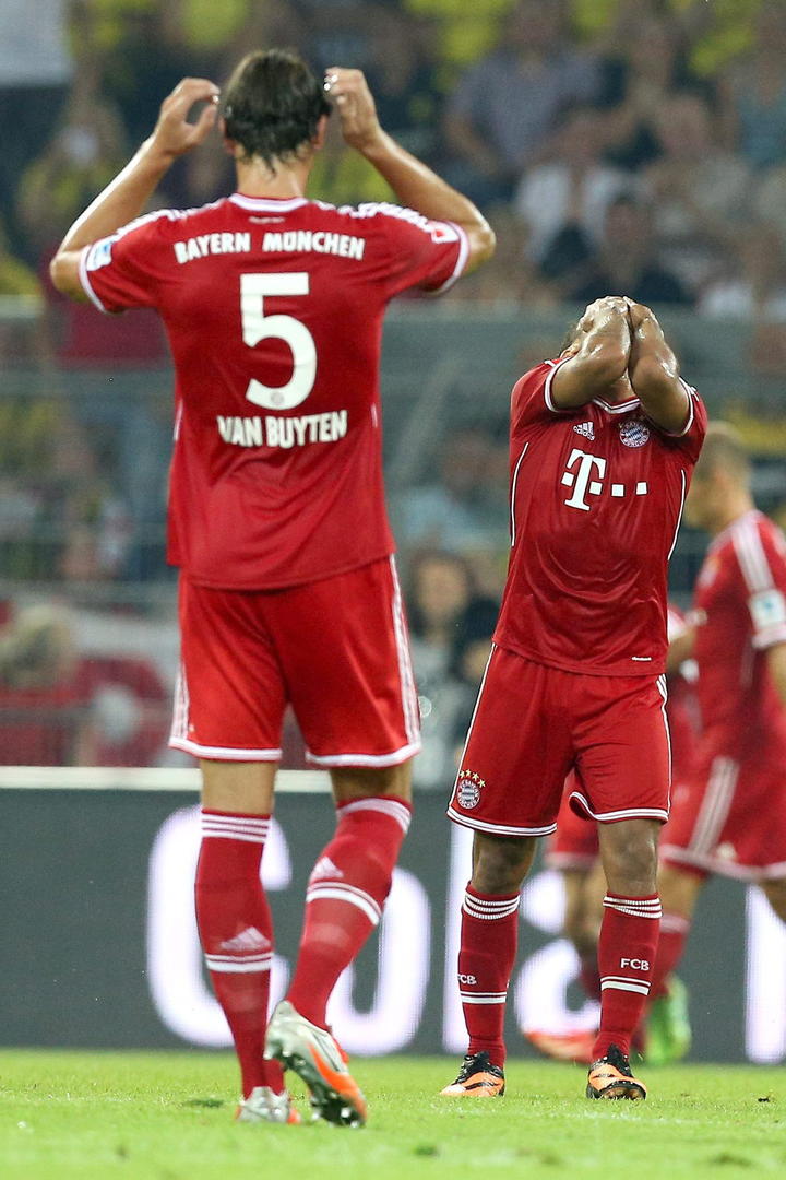 Los jugadores del Bayern reaccionaron con frustración ante el buen posicionamiento del Dortmund.