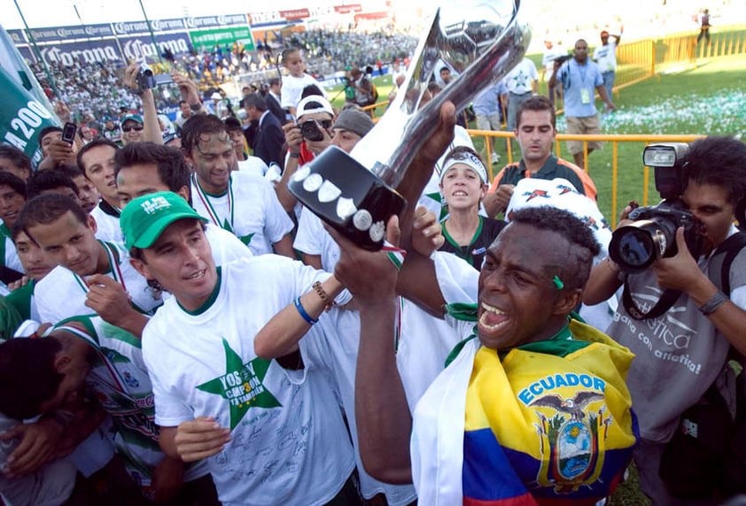 Benítez logró un palmarés importante en México al ganar el título del Clausura 2008 como jugador del Santos y el del Clausura 2013 con el América.