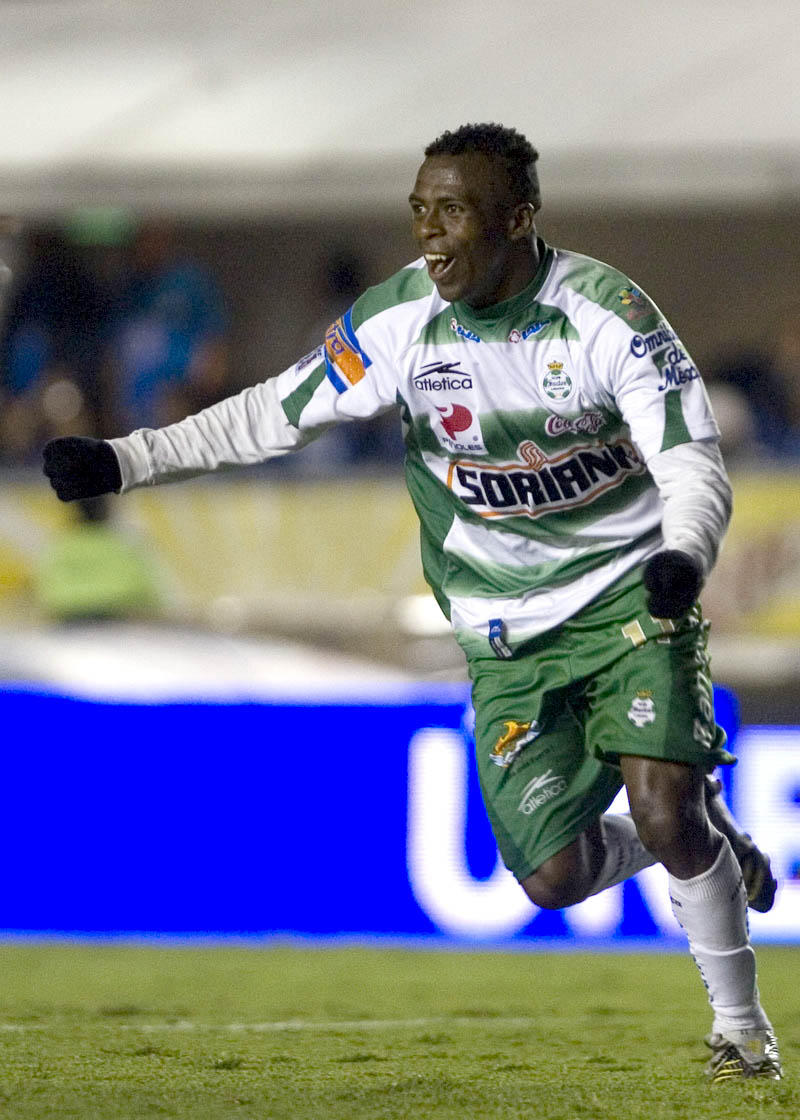 En México, este goleador nacido en 1986 en Pichincha, Ecuador, sólo vistió dos camisetas, la del Santos Laguna, que lo llevó a México en el torneo Apertura 2007 y la del América, al que llegó en 2011.