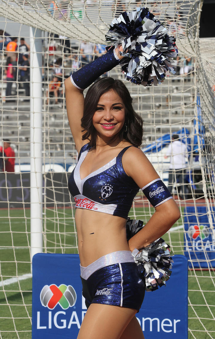 Las porristas de Monterrey siempre fieles a su equipo.