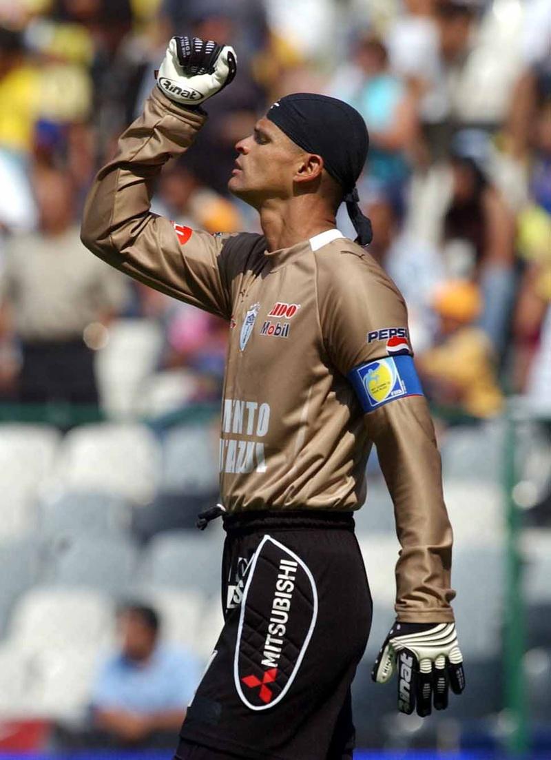 El fallecido guardameta Miguel Calero está en tercer lugar, gracias a los 4 títulos de liga que ganó en México. Un portero histórico del club Pachuca.