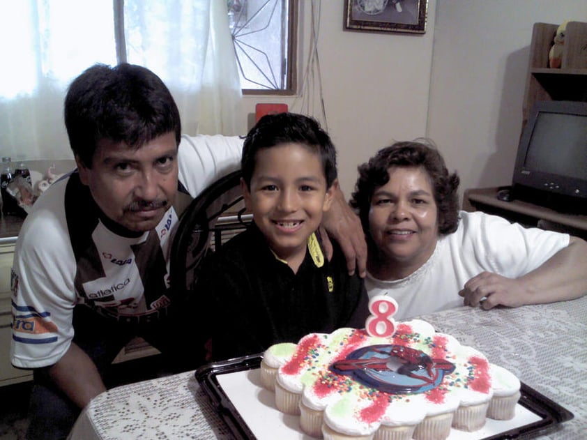 Luis Gael y sus abuelitos José Luis Vázquez y Guillermina Martínez.