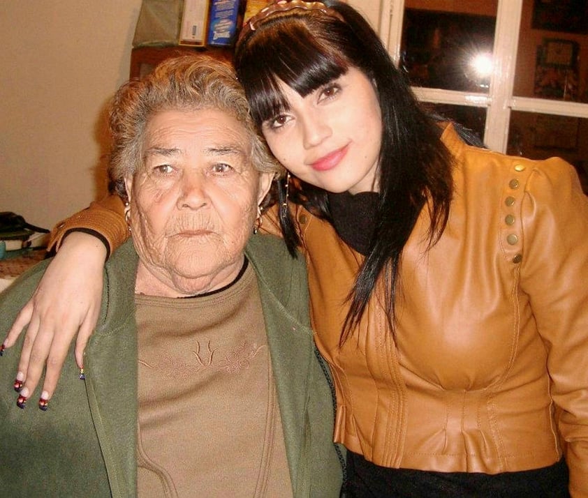 Dulce Saldaña con su abuelita Margarita Rangel.