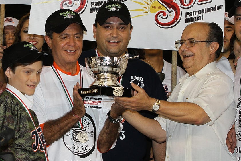 Carlos Peralta, propietario del Tigres recibe el trofeo de campeon de manos de Plinio Escalante, presidente de la Liga Mexicana de Beisbol.