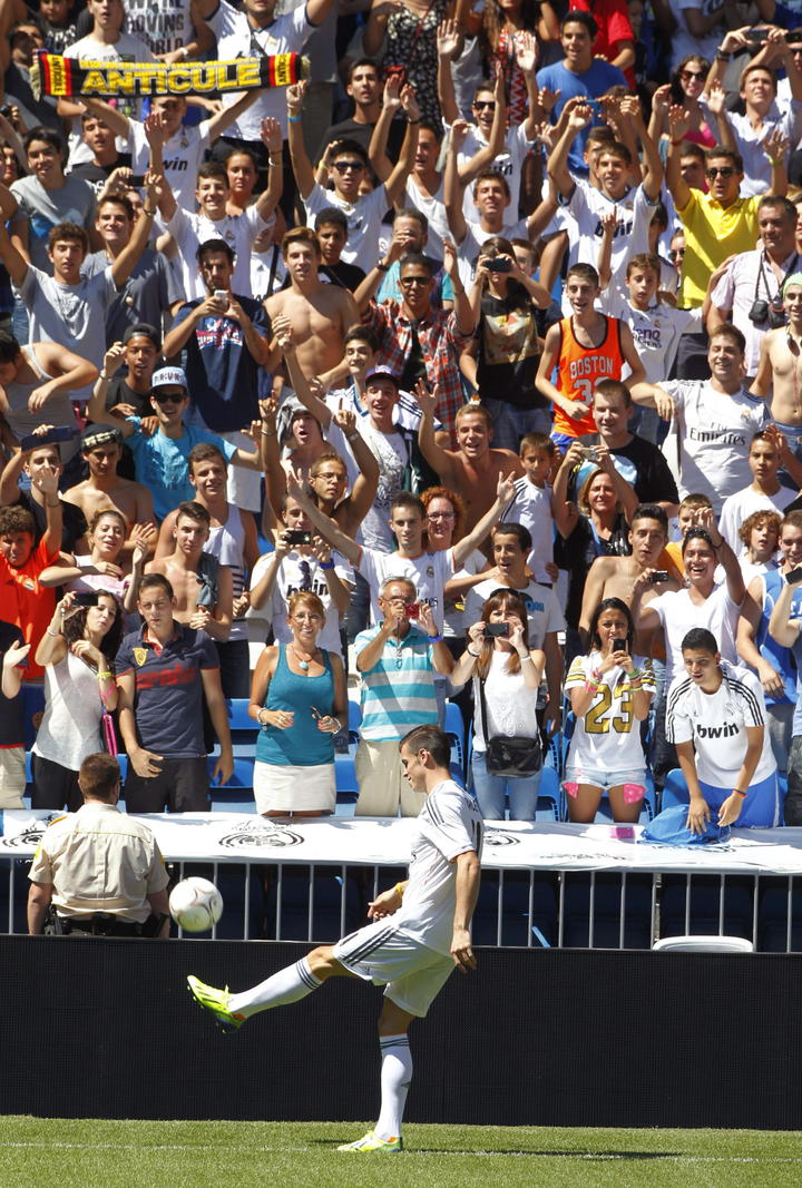 Estuvo repartiendo balones a la tribuna, mientras daba la vuelta alrededor de la cancha.