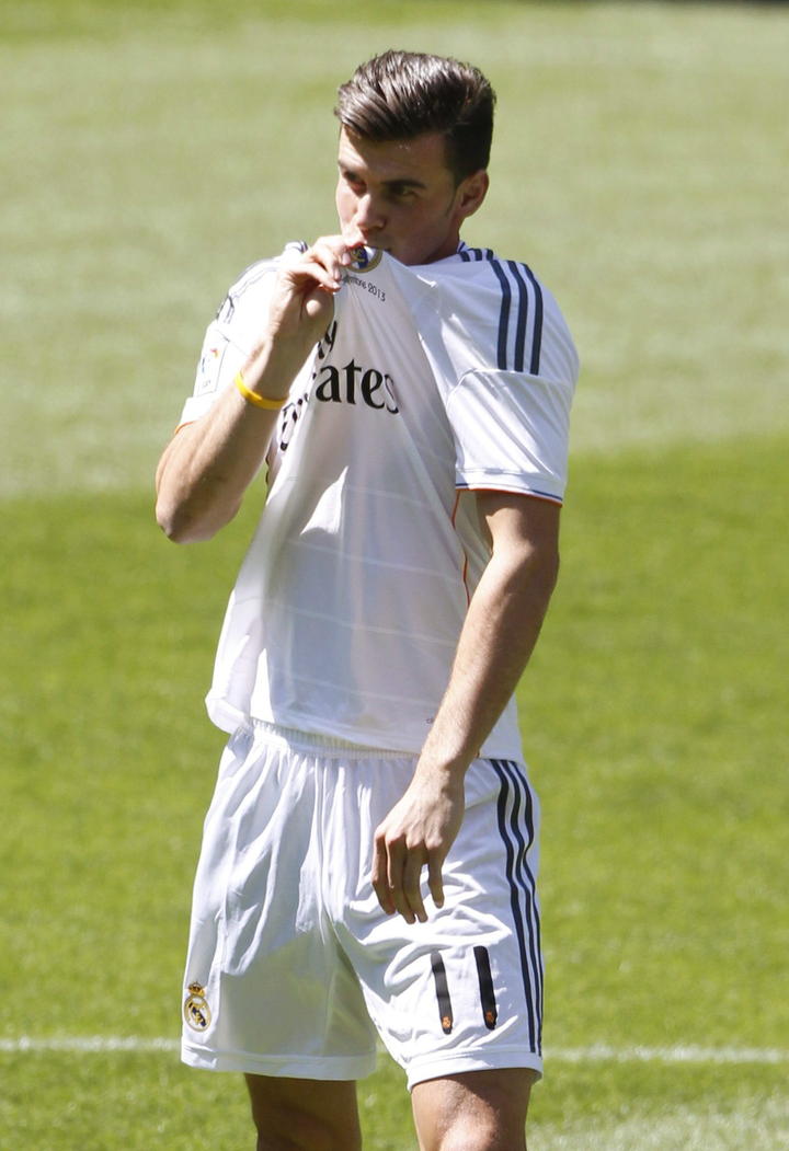 El galés se acercó al círculo de media cancha y besó el escudo del Real Madrid en su camiseta.