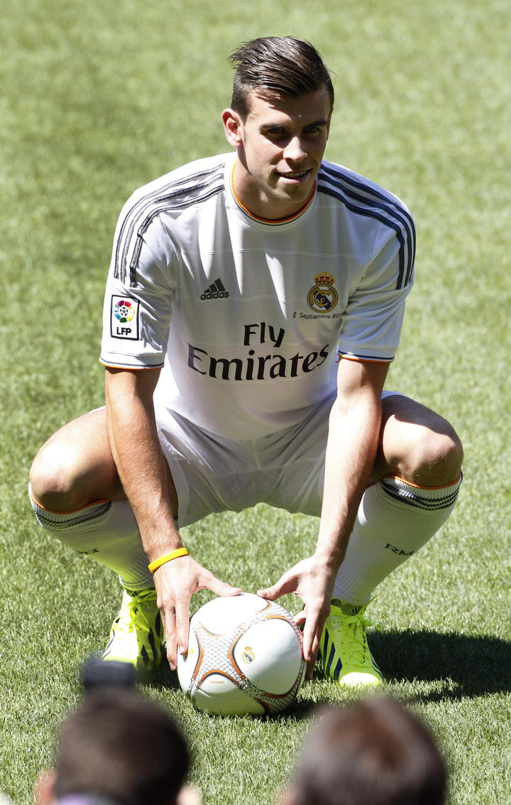 Ya enfundado en el uniforme del Madrid, bajó al césped para la clásica presentación en el Bernabéu.