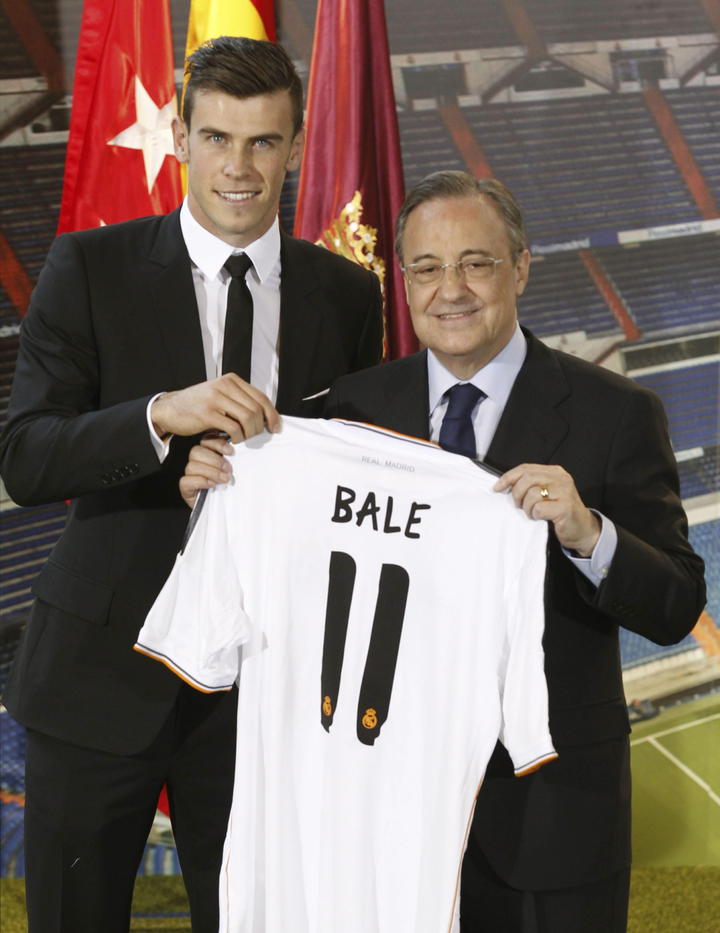 Bale posó junto al presidente del Real Madrid Florentino Pérez, mostrando su nueva camiseta con el dorsal número 11.