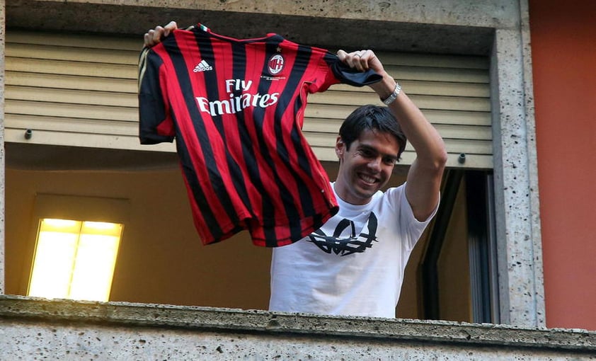 Ricardo presume su nueva playera a los aficionados que lo recibieron con alegría en Milán, Italia.