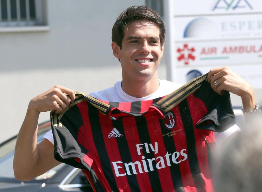 Kaká, de 31 años regresa así al equipo del que fue su gran estrella y que abandonó en 2009 para fichar por el Real Madrid y en el que había militado desde 2003 coleccionando 193 presencias y 70 goles.