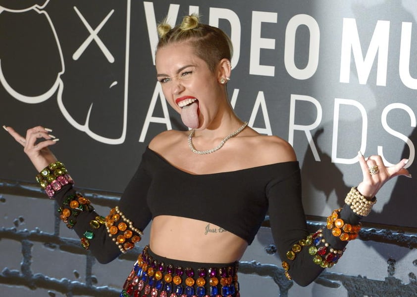 Dejando en claro que su etapa de "niña buena" quedó atrás, Miley Cyrus ha adoptado como algo único el portar el pelo corto y lucirse con muy peculiares peinados.