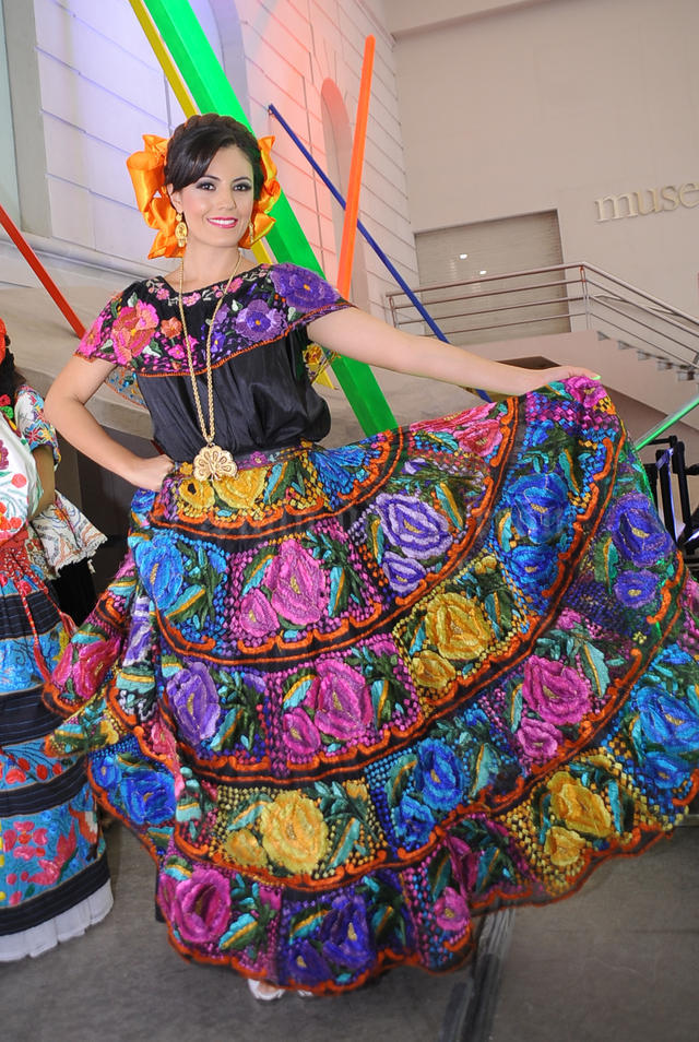 Sociedad lagunera asiste al desfile de modas muy mexicano