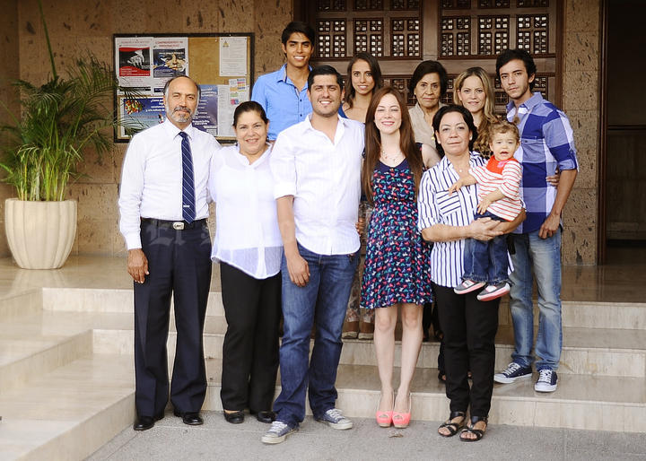 Arturo y Keila con sus familiares