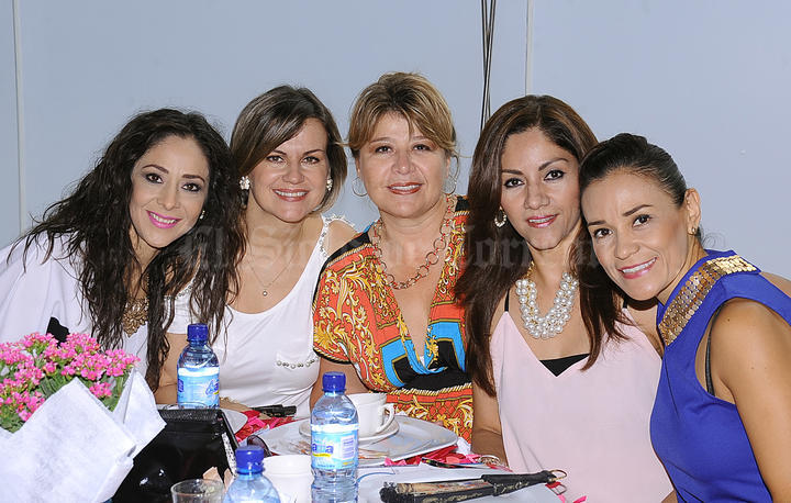 Claudia, Queta, Mónica, Laura y Claudia