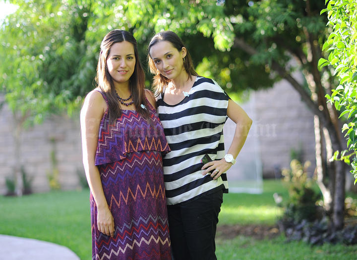 Selene y Ana, la organizadora.