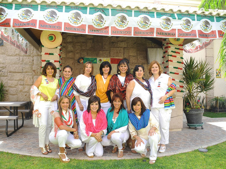 Felices las amigas del grupo de baile en una tarde muy mexicana. Mexican