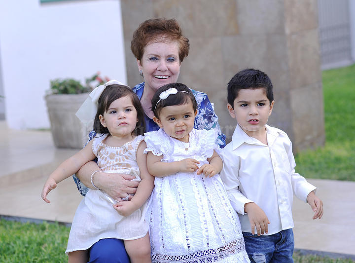 Mary Cecy Ceñal Chacón con sus nietos Isabella, María Fernanda y Ángel