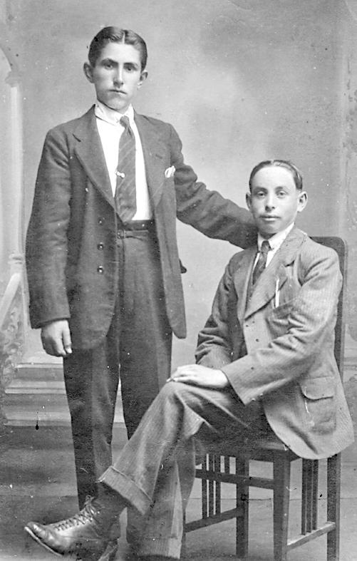 DON OLEGARIO  Hoyos (f) y Don Jesús Leal Yacamán (f) en 1919.